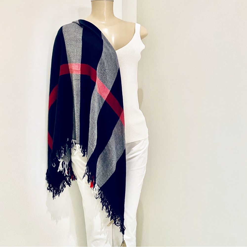 BURBERRY LONDON HOUSR CHECK WRAP / SCARF. - Picture 4 of 16